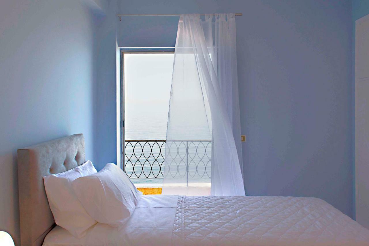 T8 Apartment On The Beach Benitses  Extérieur photo